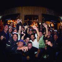 todos-los-riders-juntos-en-el-festejo-en-el-local-de-la-barra