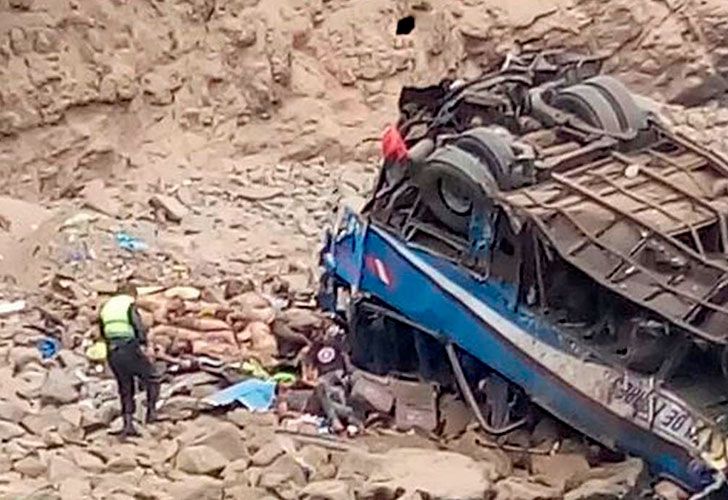 Un bus interprovincial con 50 pasajeros se desbarrancó esta mañana a la altura del kilómetro 75 del serpentín de Pasamayo, en Huaral.