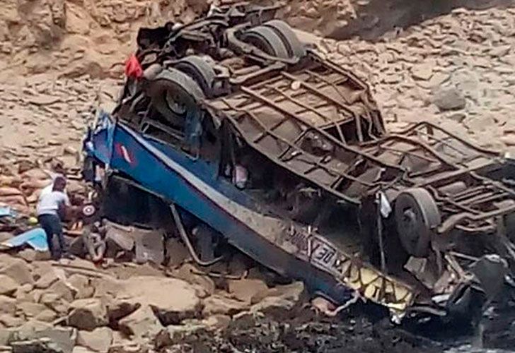 Un bus interprovincial con 50 pasajeros se desbarrancó esta mañana a la altura del kilómetro 75 del serpentín de Pasamayo, en Huaral.