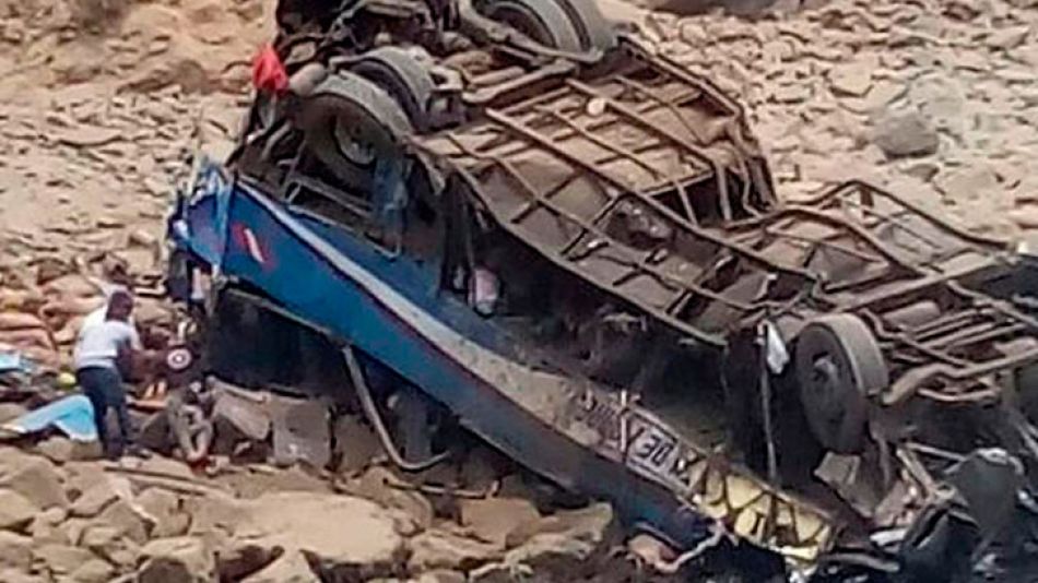 Un micro cayó a un abismo de 100 metros en Perú: hay 25 muertos | Perfil