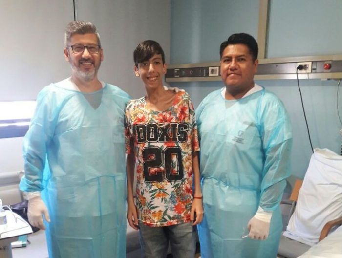 Matias Proverbio, de 19 años, junto al equipo médico de la Fundación Favaloro que realizó el trasplante pionero.