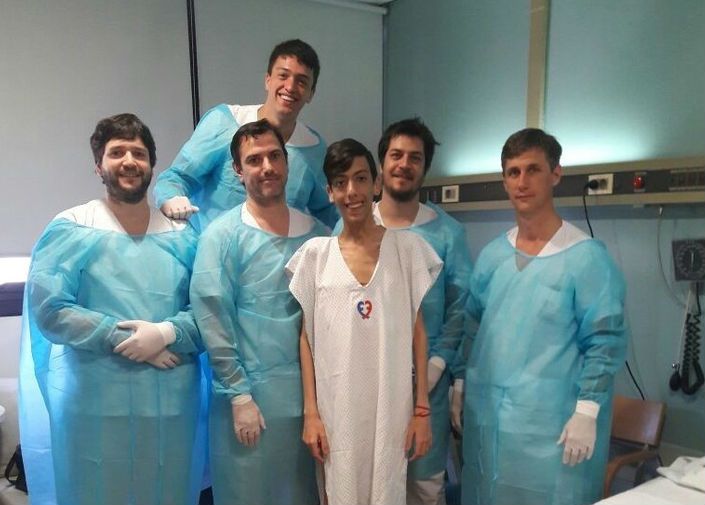 Matias Proverbio, de 19 años, junto al equipo médico de la Fundación Favaloro que realizó el trasplante pionero.