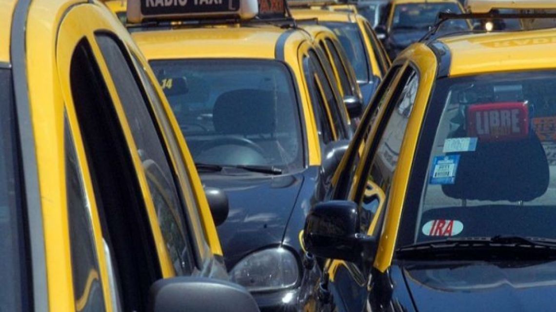 The cost of a taxi ride in the City will jump from $32.60 pesos to $39.10 pesos (US$ 2.12). From there, users will see the meter rise in intervals of $3.91 (US$ 0.22c).