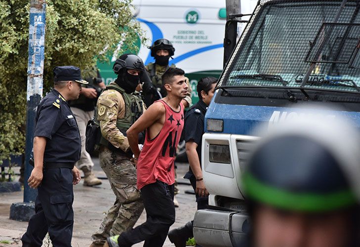 Un detenido en una comisaria del partido bonaerense de Merlo resultó herido durante un motín protagonizado por los presos alojados en esa dependencia, a raíz del ingreso de otro con quien no querían compartir la celda.