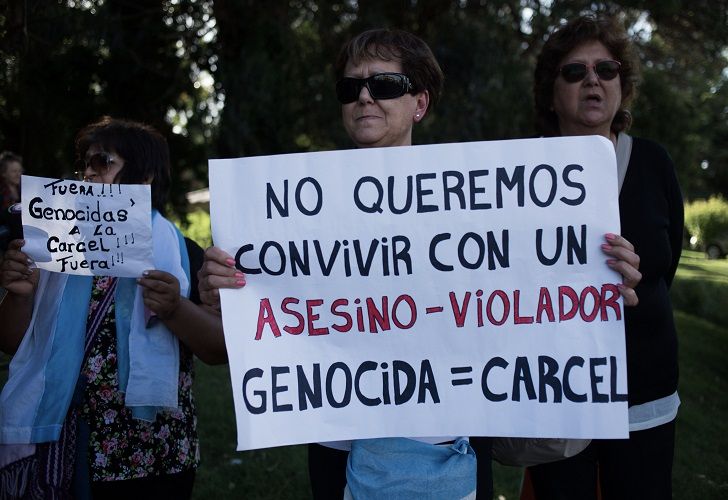 Los manifestantes se presentaron con banderas y carteles contra el represor. 