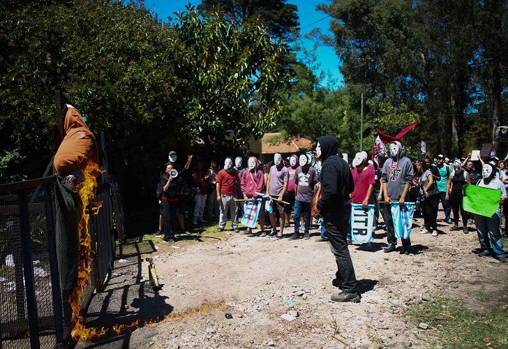 En la mañana del sábado hubo un escrache e incidentes menores con la Policía. 