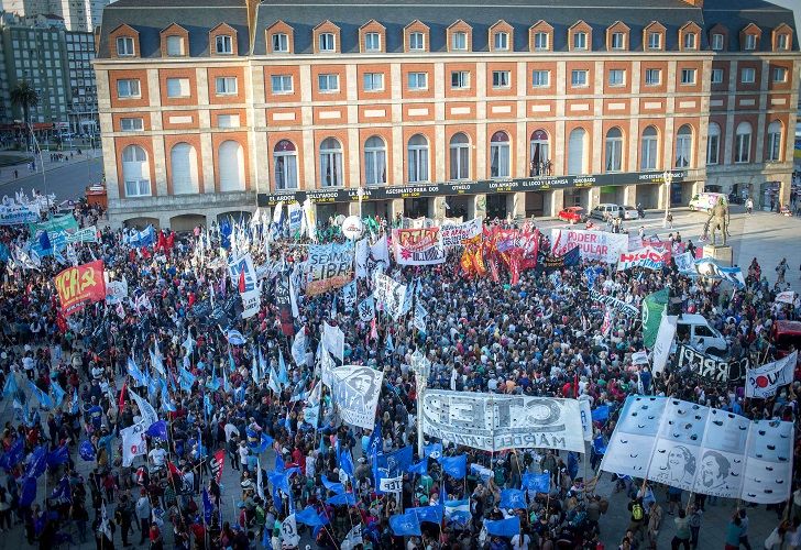 Multitudinaria marcha en Mar del Plata el sábado por la tarde contra Etchecolatz. 