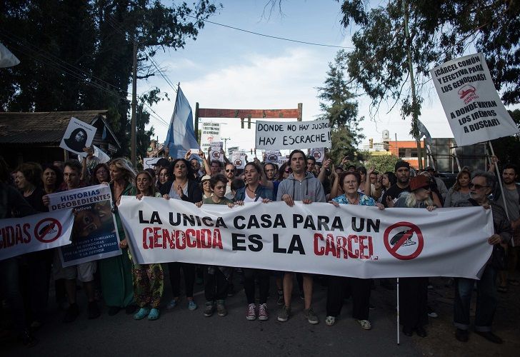 Multitudinaria marcha en Mar del Plata este viernes contra el arresto domiciliario de Etchecolatz. 