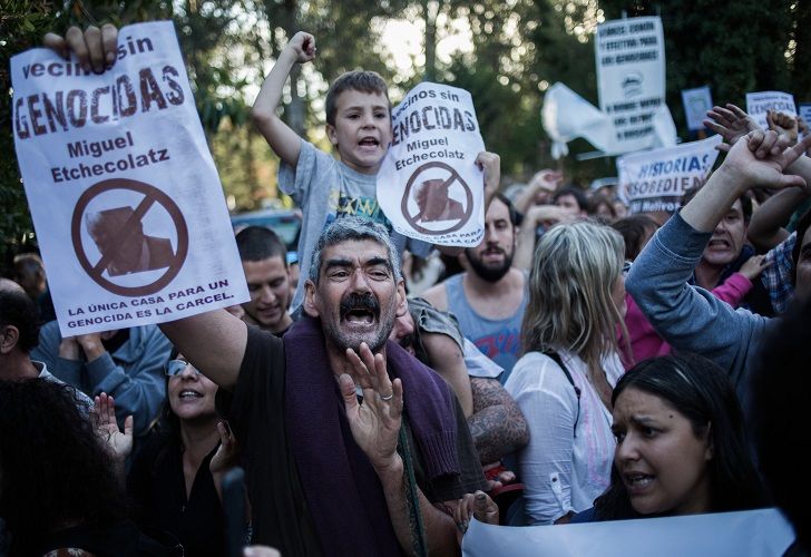 La columna recorrió el barrio Bosque Peralta Ramos donde habita el represor. 