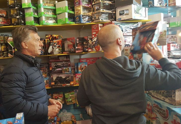 El presidente Mauricio Macri vacaciona en el Sur junto a su familia. Allí recorrió una juguetería en busca de los regalos de Reyes para su hija Antonia.