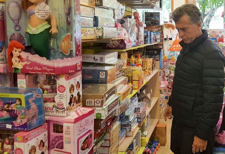 El presidente Mauricio Macri recorrió una juguetería en busca del regalo de Reyes para su hija Antonia.