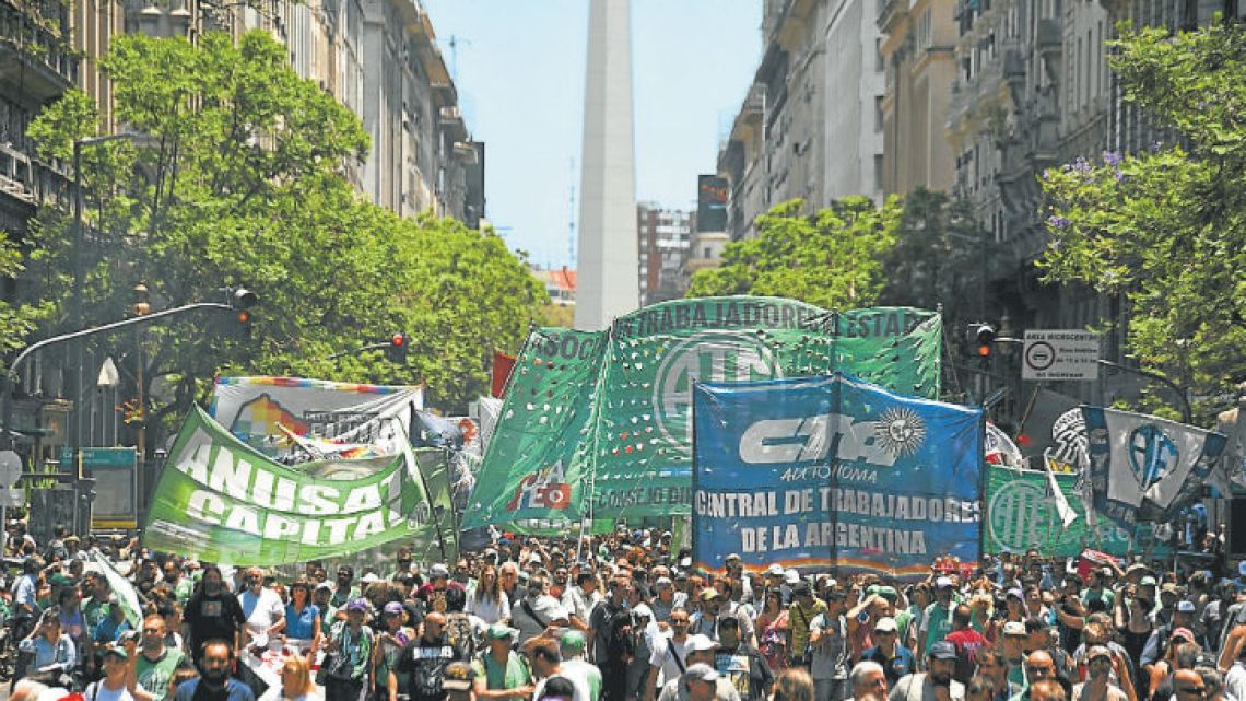 Hundreds of state workers protested downtown between the Obelisk and Plaza de Mayo on Thursday against 1,200 layoffs in the public sector at the close of 2017. 