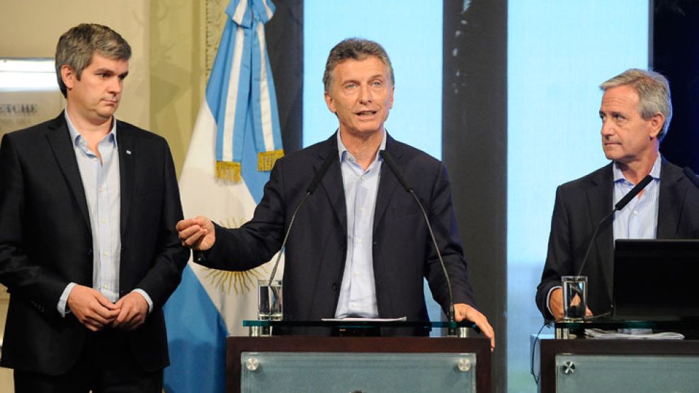 El jefe de Gabinete, Marcos Peña, junto al presidente Mauricio Macri y el ministro de Modernización, Andrés Ibarra.