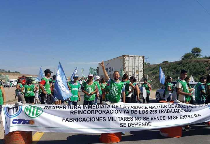 Trabajadores de ATE realizan un corte, en Cordoba, repudiando el cierre de Fanarzul