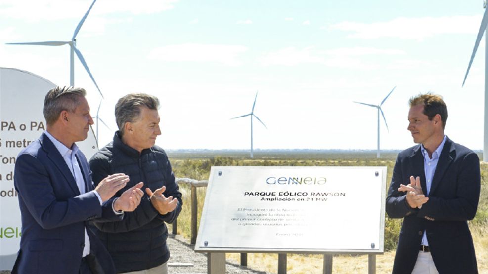 Mauricio Macri junto al gobernador de Chubut, Mariano Arcioni, en la inauguración del Parque Eólico Rawson, el 2 de enero de 2018