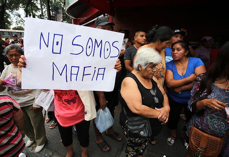 Manteros y puesteros intentaban esta mañana resistir el desalojo de las veredas sobre la avenida Rivadavia por parte de un fuerte operativo policial, en el barrio porteño de Liniers.