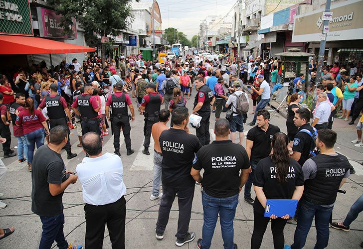 Manteros y puesteros intentaban esta mañana resistir el desalojo de las veredas sobre la avenida Rivadavia por parte de un fuerte operativo policial, en el barrio porteño de Liniers.