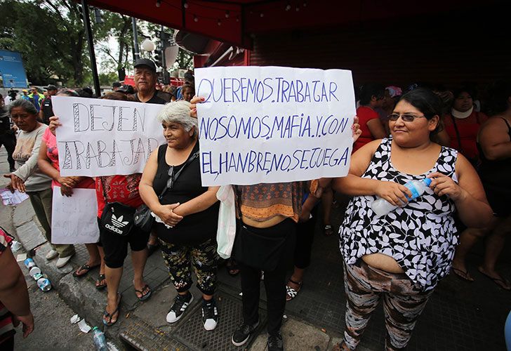 Manteros y puesteros intentaban esta mañana resistir el desalojo de las veredas sobre la avenida Rivadavia por parte de un fuerte operativo policial, en el barrio porteño de Liniers.