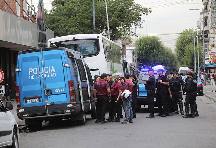 Manteros y puesteros intentaban esta mañana resistir el desalojo de las veredas sobre la avenida Rivadavia por parte de un fuerte operativo policial, en el barrio porteño de Liniers.