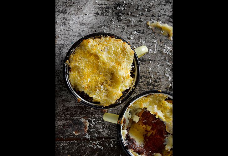 Pastel de papa, morcilla y hongos