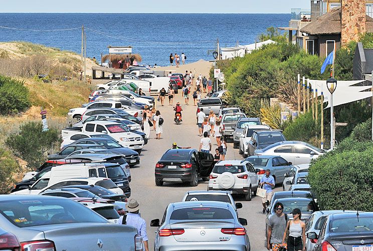 Colmado. El domingo pasado, una postal de la calle que da La Huella, llena de autos y gente. José Ignacio estará así hasta fin de semana, luego bajará.