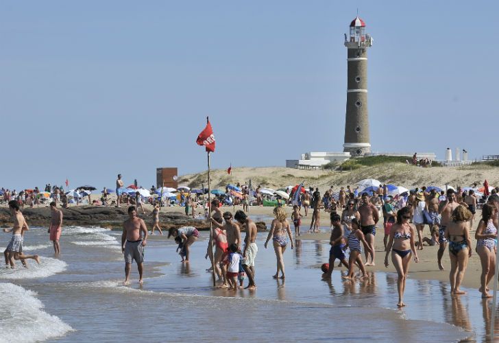 PLAYA LLENA. la Brava de José Ignacio colmada de familias y chicos que van a pasar el día. Los comerciantes dicen que de noche se calma un poco el ruido.