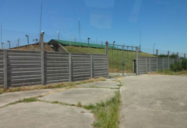 POLVORÍN 1. Se ubica en paralelo a la pista central del aeródromo.