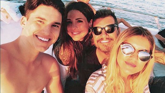Familia. Veranos atrás, la postal de Marcelo junto a sus hijos mayores en uno de los tantos paseos en las playas esteñas.