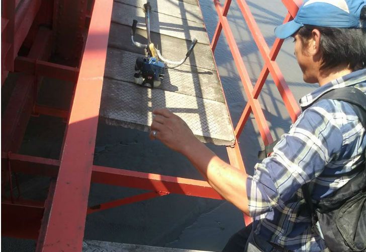 Walter Monzón volvía de trabajar cuando se tiró al agua desde un puente para rescatar a una nena que había caído al agua.