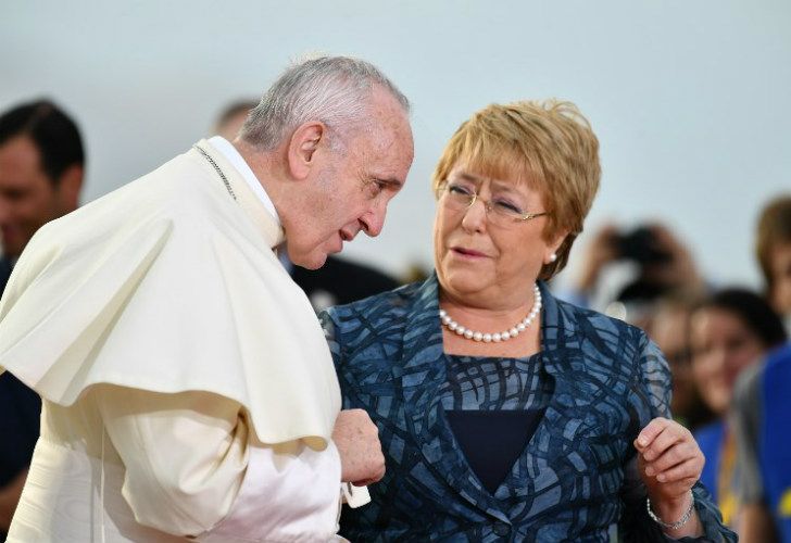 El papa llegó a Chile y fue recibido por la mandataria Michelle Bachelet.