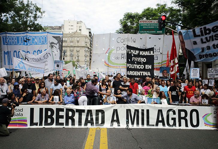 Organizaciones sociales y políticas reclaman la liberación de Milagro Sala frente a la Casa de Jujuy en Buenos Aires.