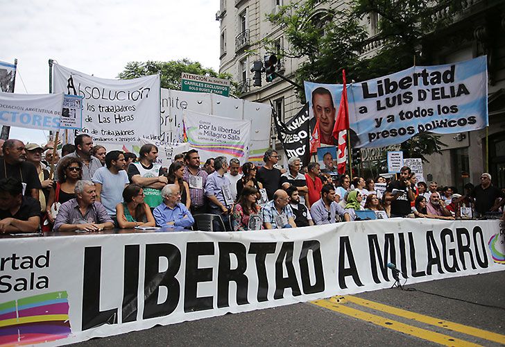 Organizaciones sociales y políticas reclaman la liberación de Milagro Sala frente a la Casa de Jujuy en Buenos Aires.