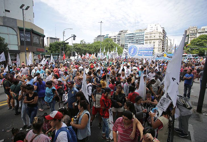 Organizaciones sociales y políticas reclaman la liberación de Milagro Sala frente a la Casa de Jujuy en Buenos Aires.