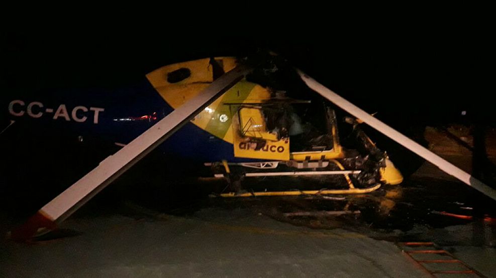 Uno de los helicópteros incendiados y destruidos en la región de La Araucanía, en Chile. 