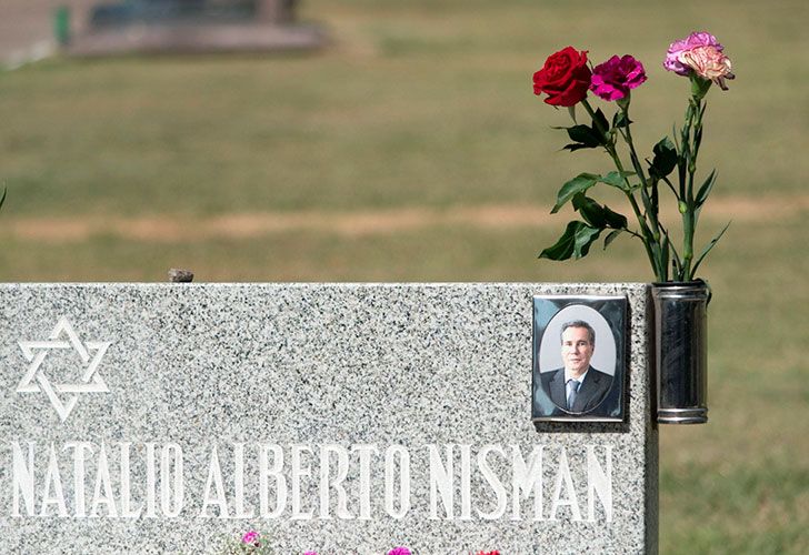  El ex fiscal Alberto Nisman era homenajeado esta mañana, al cumplirse tres años de que fuera hallado muerto de un disparo en la cabeza, en el marco de una ceremonia que se desarrollaba en el cementerio israelita de La Tablada.