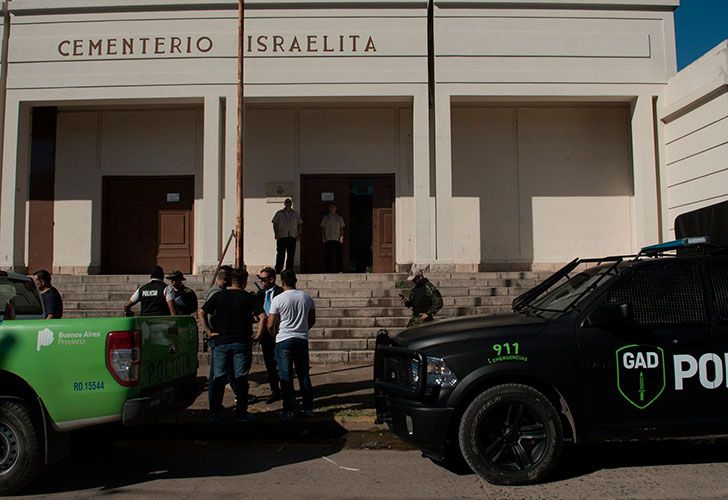 El ex fiscal Alberto Nisman era homenajeado esta mañana, al cumplirse tres años de que fuera hallado muerto de un disparo en la cabeza, en el marco de una ceremonia que se desarrollaba en el cementerio israelita de La Tablada.