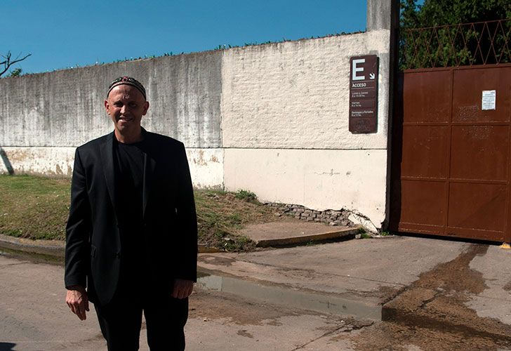 Rinden homenaje a Nisman al cumplirse tres años de su muerte en el cementerio de la Tablada. El rabino Sergio Bergman estuvo presente en la ceremonia.