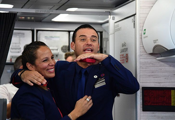 Los tripulantes del vuelo de la compañía Carlos Ciuffardi (d) y Paula Podest Ruiz (i), reaccionan tras ser casados por el papa Francisco hoy, jueves 18 de enero de 2018, durante el vuelo del pontífice a Iquique (Chile).