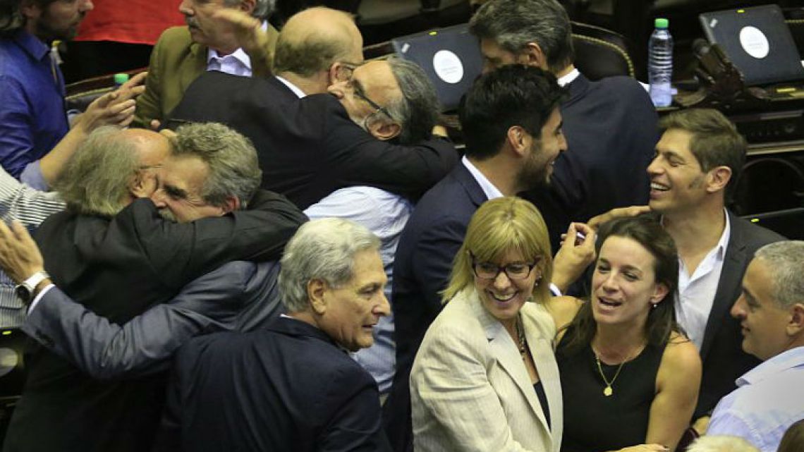 Opposition lawmakers last came together in December 2017 to stymie the government's pension reform bill. They succeeded in the first session (pictured), but the bill passed three days later.