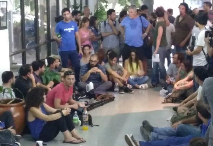 Asamblea dentro la redacción del diario