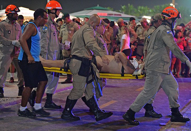 Al menos 15 personas resultaron heridas esta noche en un atropello masivo en Río de Janeiro, después de que un auto invadiera el paseo de la playa de Copacabana, en un momento en que cientos de personas caminaban por la zona más turística de la ciudad carioca.