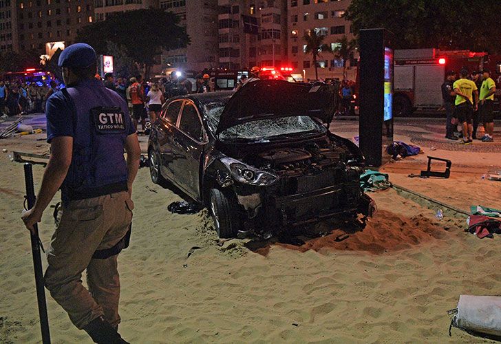 Al menos 15 personas resultaron heridas esta noche en un atropello masivo en Río de Janeiro, después de que un auto invadiera el paseo de la playa de Copacabana, en un momento en que cientos de personas caminaban por la zona más turística de la ciudad carioca.