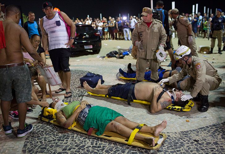 Al menos 15 personas resultaron heridas esta noche en un atropello masivo en Río de Janeiro, después de que un auto invadiera el paseo de la playa de Copacabana, en un momento en que cientos de personas caminaban por la zona más turística de la ciudad carioca.