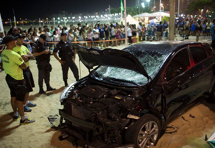 Al menos 15 personas resultaron heridas esta noche en un atropello masivo en Río de Janeiro, después de que un auto invadiera el paseo de la playa de Copacabana, en un momento en que cientos de personas caminaban por la zona más turística de la ciudad carioca.