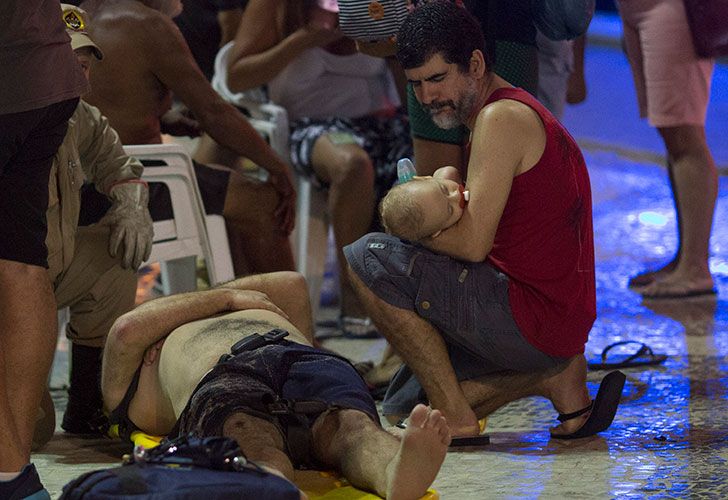 Al menos 15 personas resultaron heridas esta noche en un atropello masivo en Río de Janeiro, después de que un auto invadiera el paseo de la playa de Copacabana, en un momento en que cientos de personas caminaban por la zona más turística de la ciudad carioca.