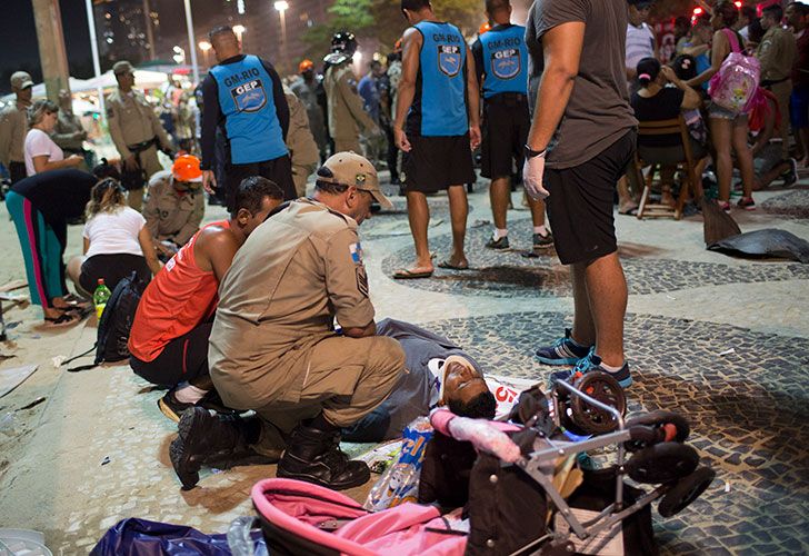 Al menos 15 personas resultaron heridas esta noche en un atropello masivo en Río de Janeiro, después de que un auto invadiera el paseo de la playa de Copacabana, en un momento en que cientos de personas caminaban por la zona más turística de la ciudad carioca.