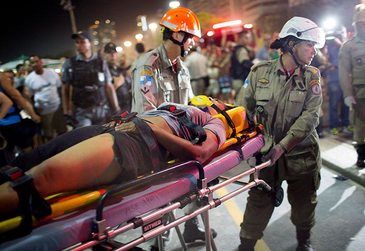 Al menos 15 personas resultaron heridas esta noche en un atropello masivo en Río de Janeiro, después de que un auto invadiera el paseo de la playa de Copacabana, en un momento en que cientos de personas caminaban por la zona más turística de la ciudad carioca.