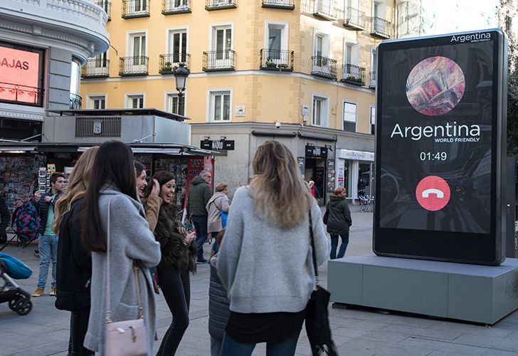 La llamativa instalación invita a los españoles a visitar nuestro país