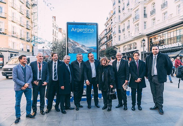 La comitiva argentina en España integrada por el gobernador de Jujuy, Gerardo Morales; el subsecretario General de la Presidencia, Valentín Díaz Gilligan; la presidenta de Fehgra, Graciela Fresno; el presidente de la Academia Iberoamericana de Gastronomía, Rafael Anson; Ministros de Turismo provinciales y representantes de sector público y privado.