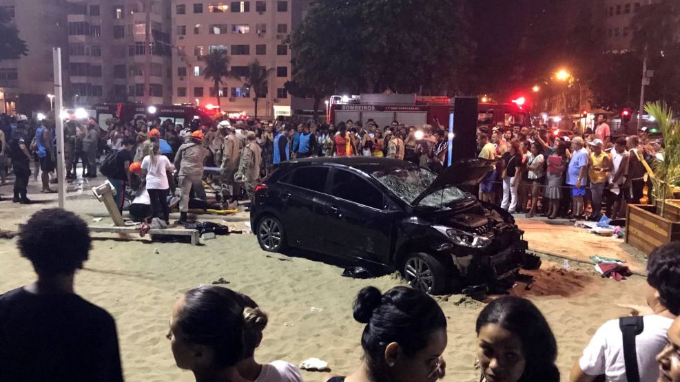Un coche invadió la acera de la playa de Copacabana y 15 personas resultaron heridas